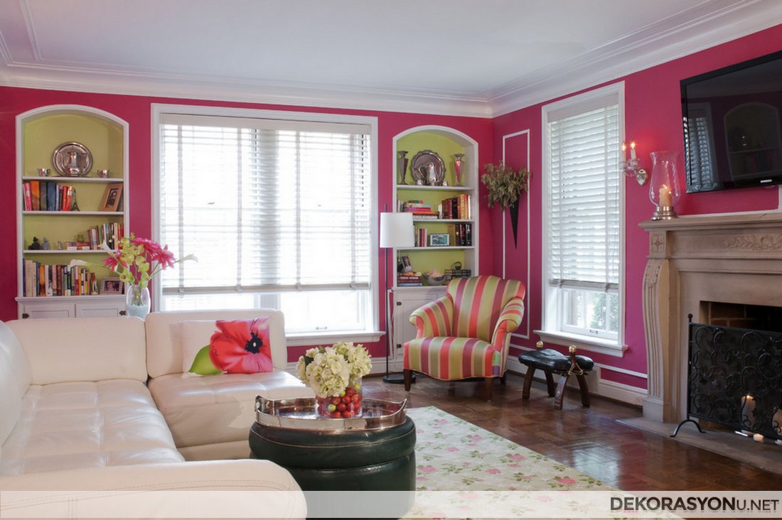 Pembe duvarlı modern pembe beyaz salon