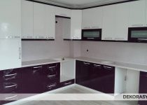 Köşe mürdüm beyaz mutfak
