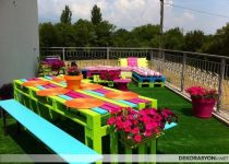 Renkli koltuklarla yapılmış balkon peyzajı
