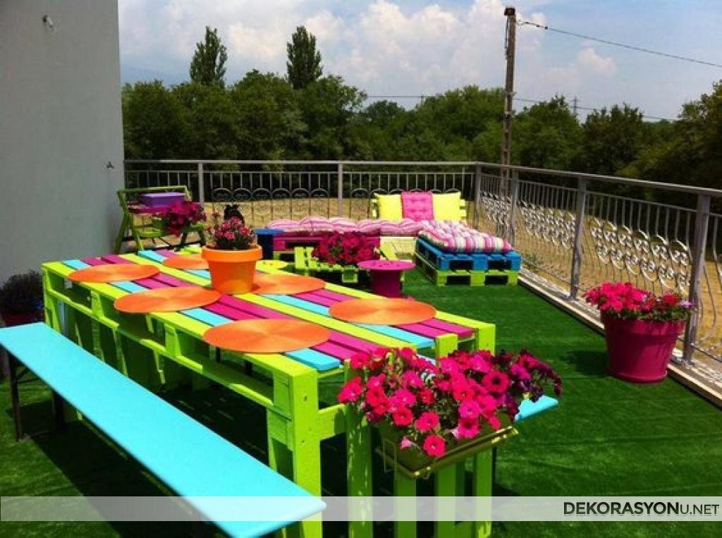 Renkli koltuklarla yapılmış balkon peyzajı