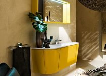 Banyoda sarı renk banyo dolapları