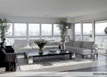 Beyaz ve siyah ile harmanlanan modern salonlar