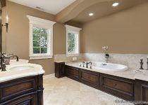 Ahşap dolaplara sahip bej rengi banyo modelleri