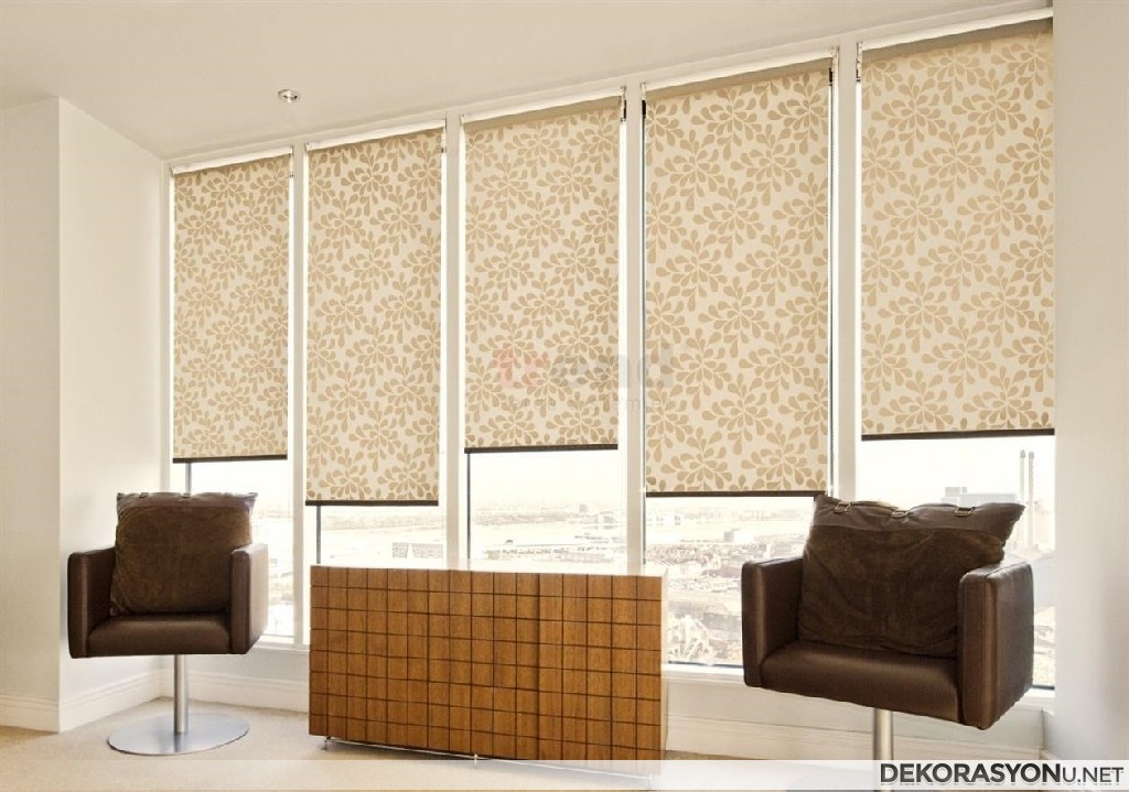 Salon için çiçekli krem rengi stor perde modeli