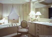 Küçük banyolarda bej rengi banyo modeli
