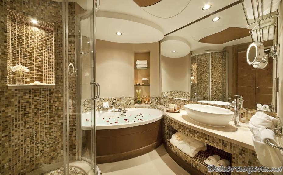 Lüks tasarıma sahip bej rengi banyo modelleri