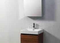 Ahşap renk küçük banyo dolap modeli