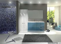 Parlak beyaz banyo dolapları