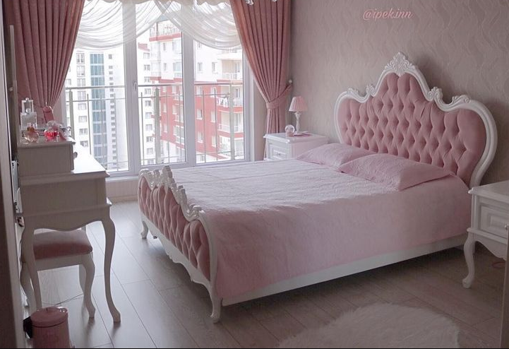 Pudra Pembe Yatak Odası Dekorasyonu